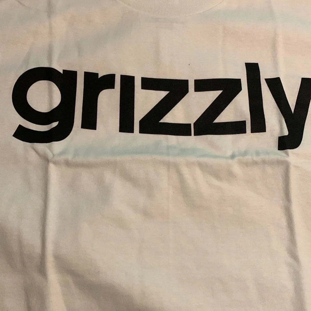 NWT GRIZZLY GRIP TAPE AUTHENTIC MEDIUM WHITE TEE WITH BLACK TYPE LOGO - Picture 5 of 6